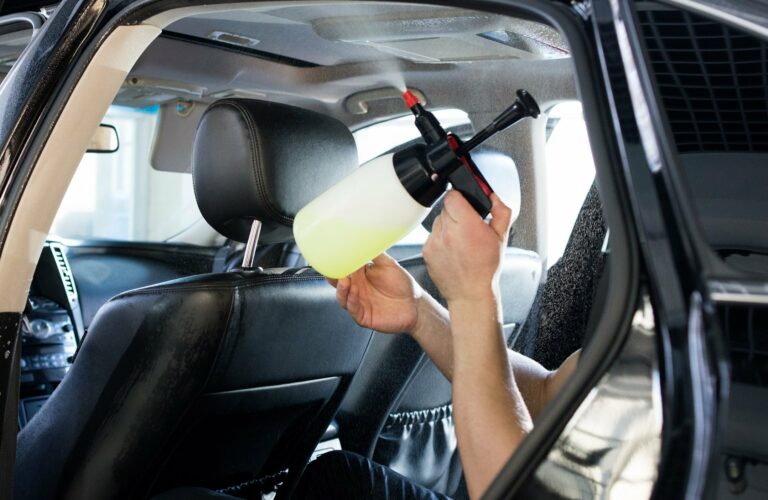 Aplicação de produto sanitizante nos bancos